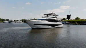 Blue Lobster yacht die aan het varen is.