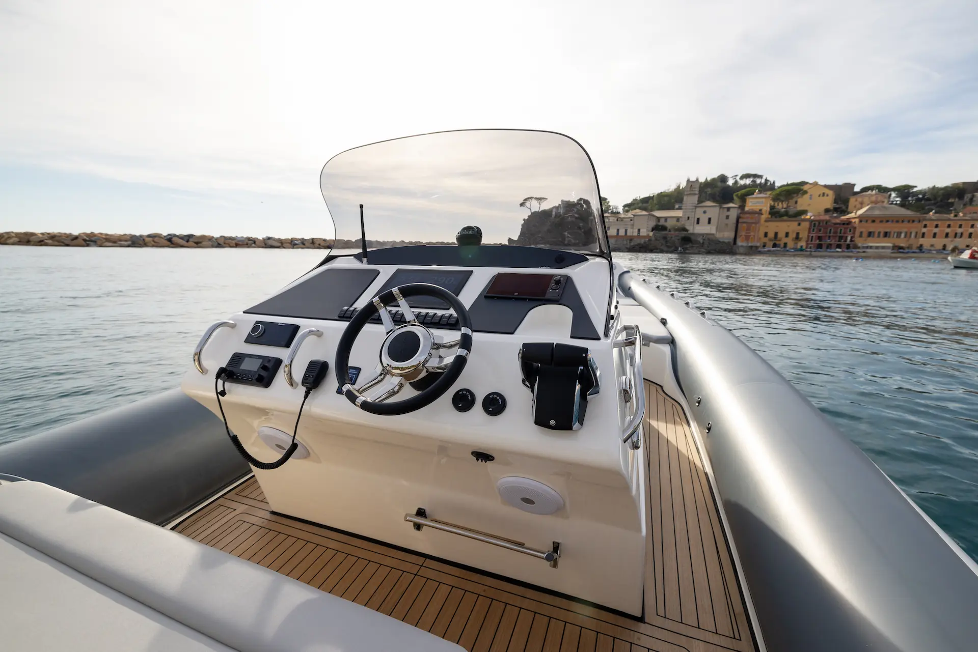 Besturingsconsole van de Lomac Adrenalina 10.5 RIB-boot met uitzicht op de Italiaanse kust.