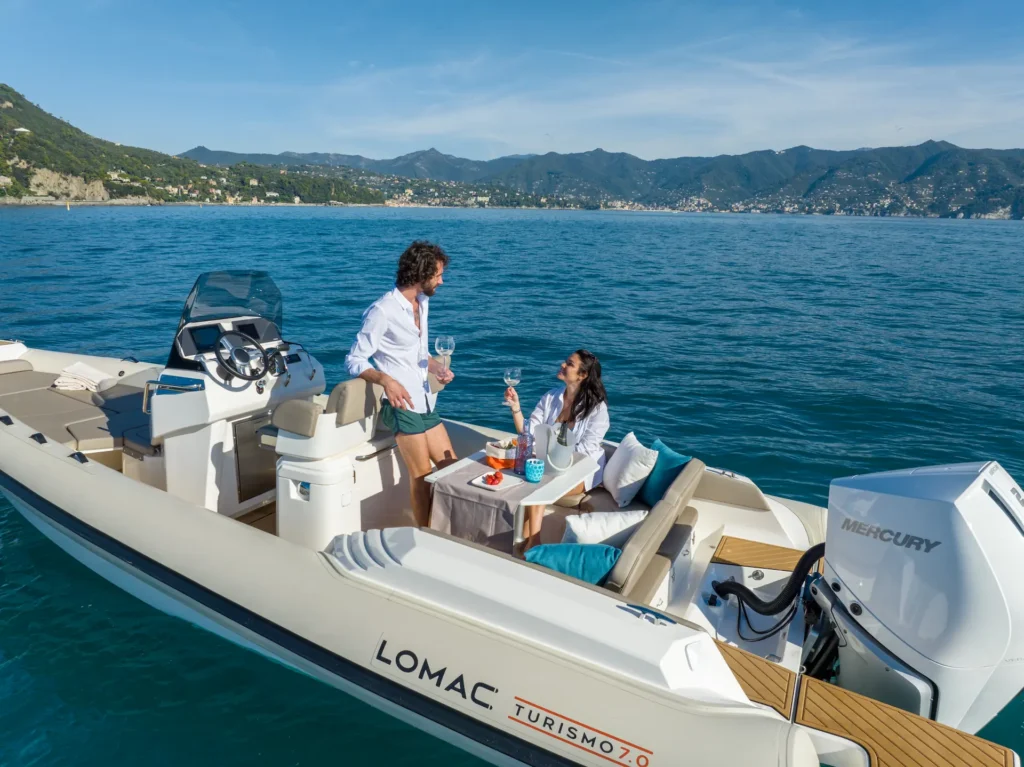 Lomac Milano turismo 7.0 Italy Boot van Blue lobster.