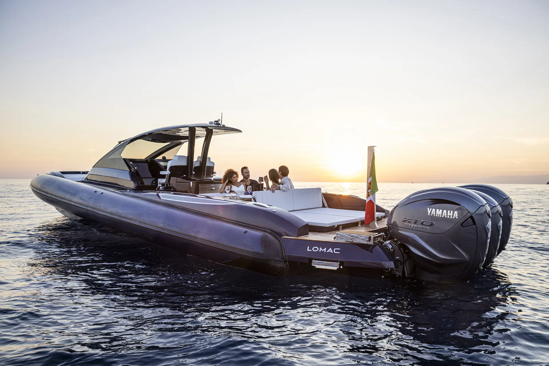 Luxe Lomac Milano Turismo boot met vier mensen aan boord bij zonsondergang op zee.