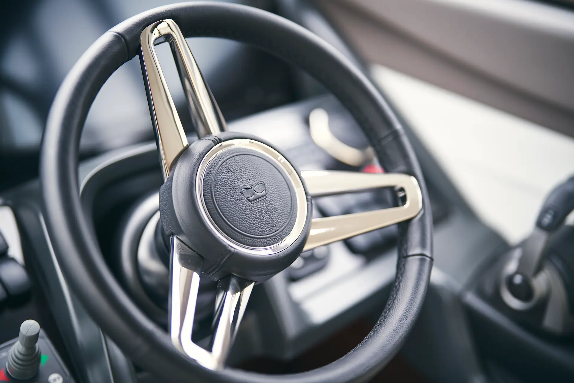 Detail van het stuurwiel in walnootsatijnen afwerking op de helm van een Princess F50 motorjacht.