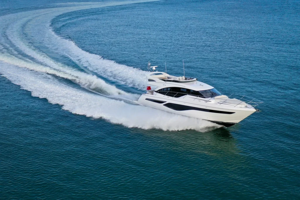 Princess yachts F class boot van Blue Lobster Yachts die aan het varen is.
