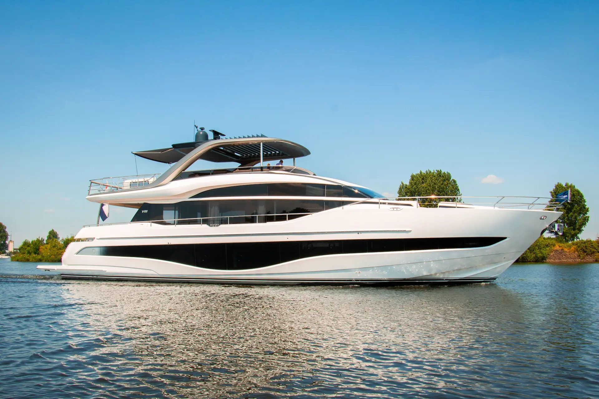 Luxe Princess-jacht aangemeerd in een Nederlandse haven op een zonnige dag.