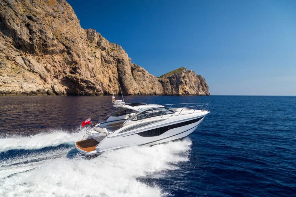 Princess yachts v class boot van Blue Lobster Yachts die aan het varen is.