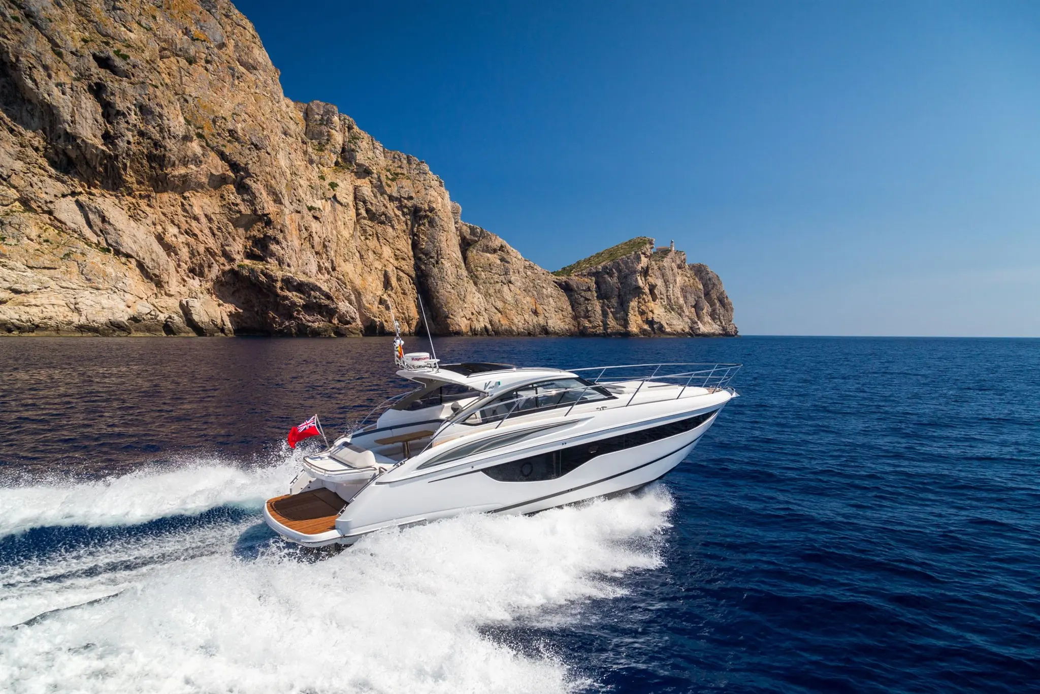 Princess yachts v class boot van Blue Lobster Yachts die aan het varen is.