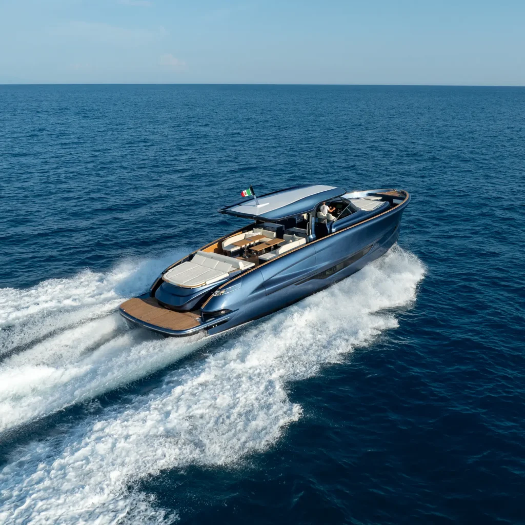 Solaris power 60 open water blue boot die aan het varen is op zee.
